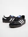أيقونة الستايل الخالدة: كوتشي أديداس سامبا كلاسيك (Adidas Samba)