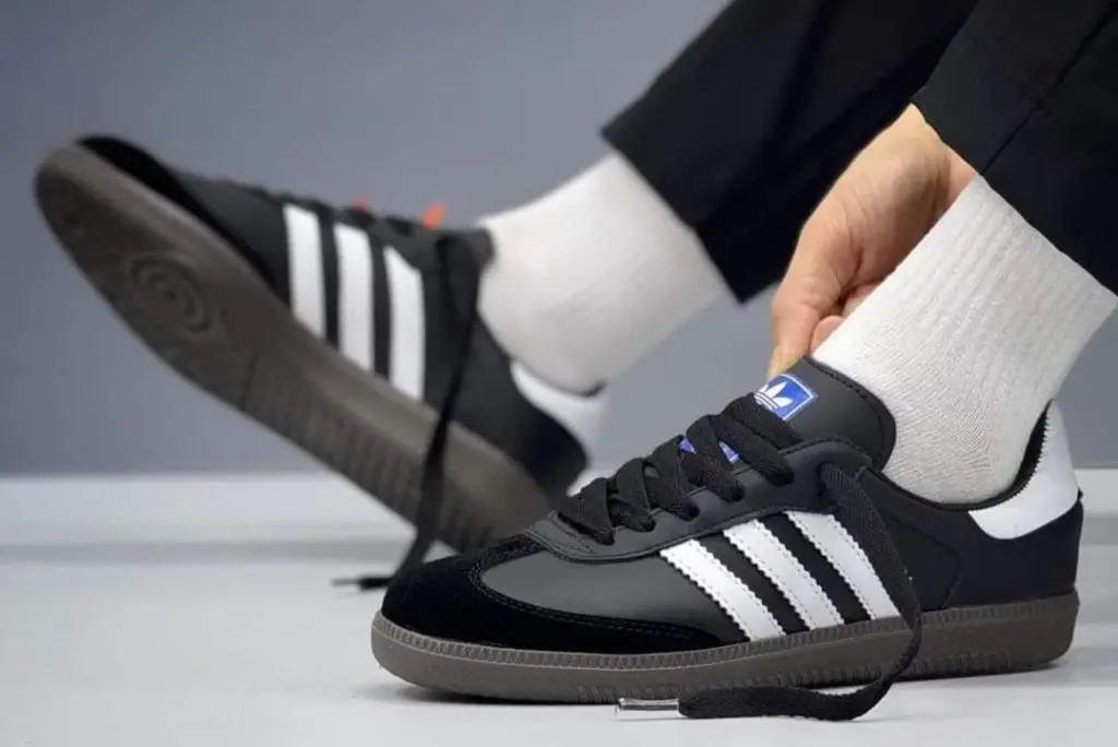 أيقونة الستايل الخالدة: كوتشي أديداس سامبا كلاسيك (Adidas Samba)
